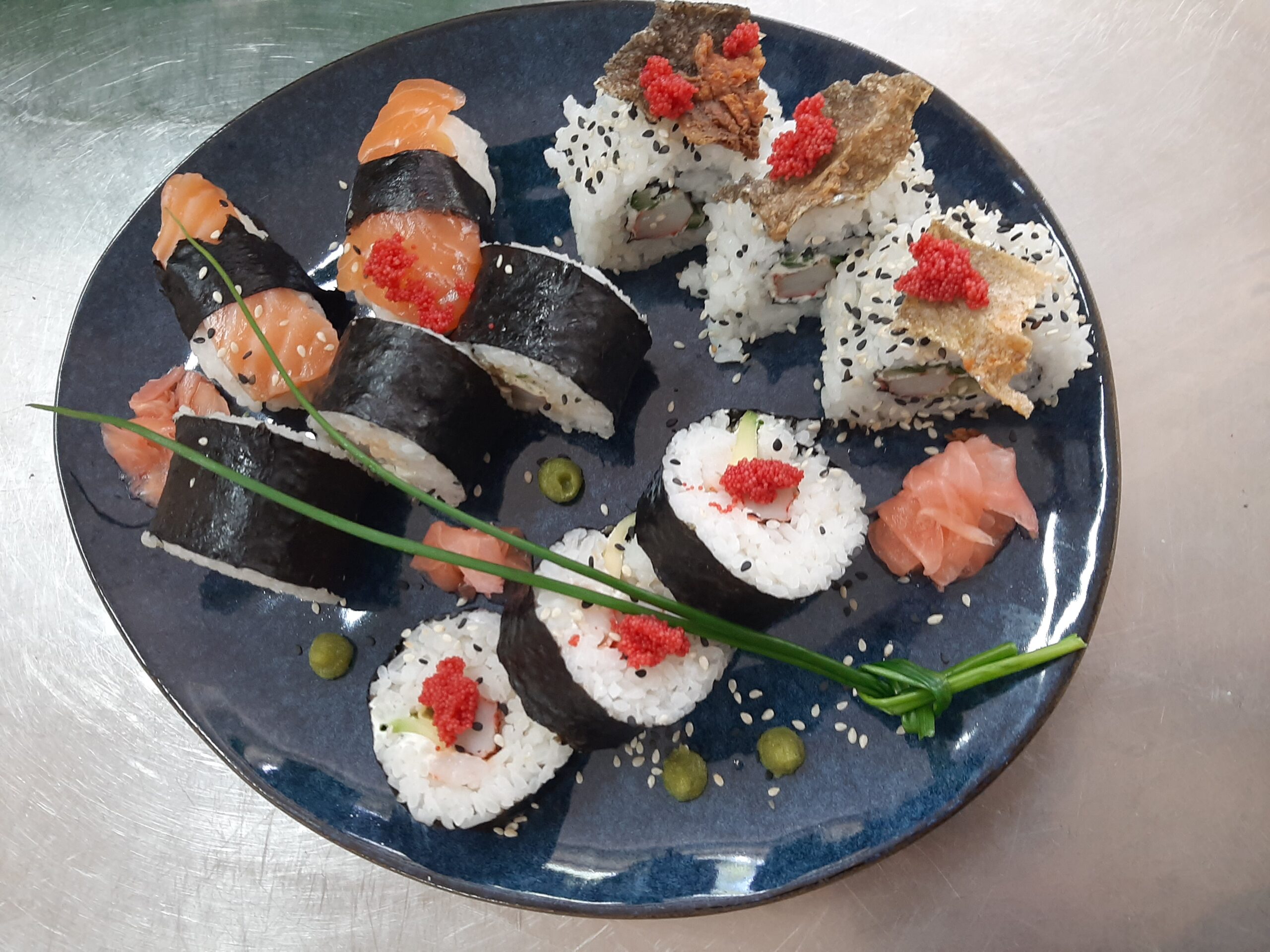Jakie składniki dodajemy do sushi? Kilka pomysłów na dodatki do sushi.
