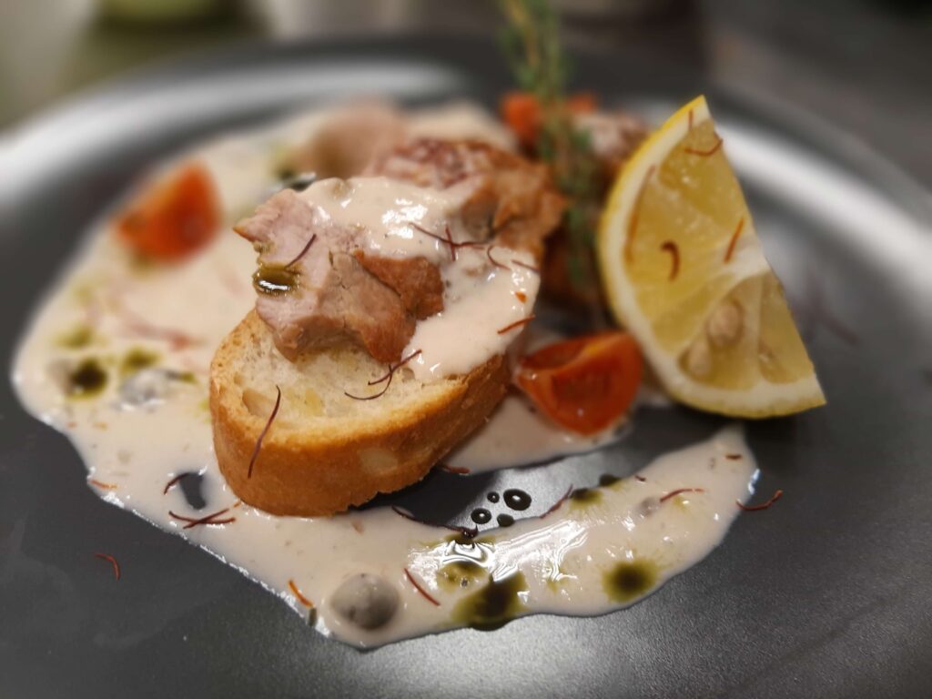 Cielęcina w sosie tuńczykowym z zajęć kuchni włoskiej
